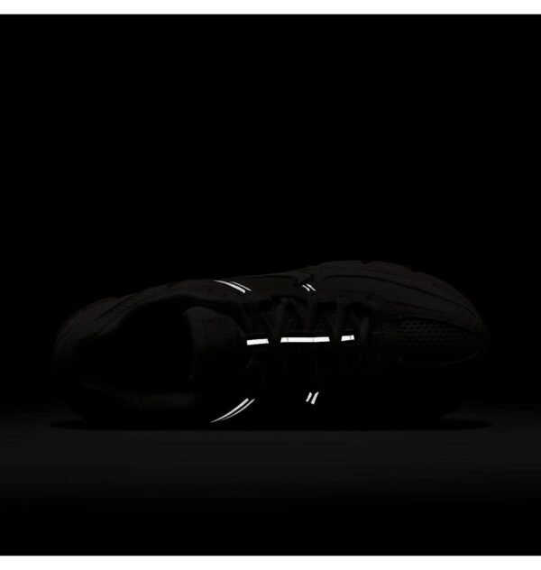 Кросівки жіночі Nike Wmns Zoom Vomero 5 (FJ2028-002)