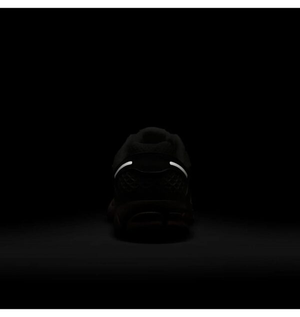 Кросівки жіночі Nike Wmns Zoom Vomero 5 (FJ2028-002)